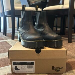 Dr. Martens ROMETTY LEATHER PLATFORM CHELSEA BOOTS - Burnished Wyoming (Black)